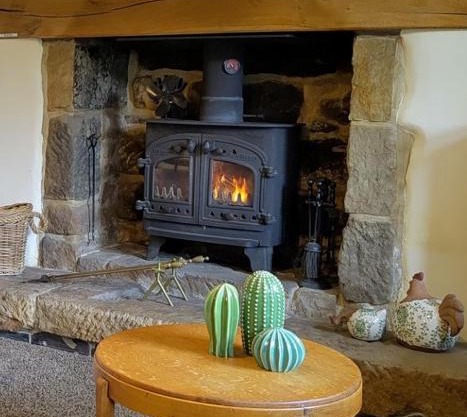 Whimsy by the Peaks - dogs stay free, private parking, fenced garden, pub