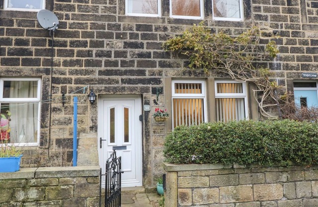 WHINBERRY COTTAGE, family friendly, with a garden in Oxenhope