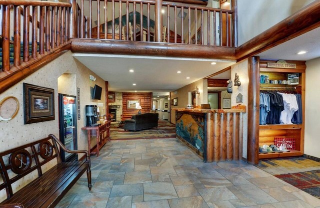 Whirlpool, Living Room with Dry Bar, Theme Suite, Stoney Creek Galena