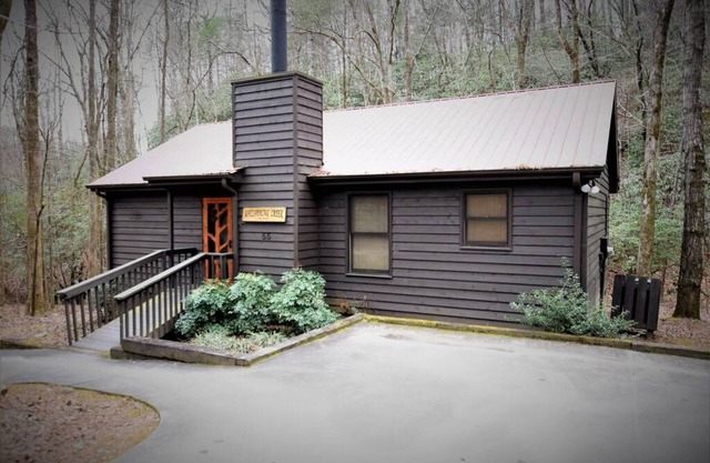 Whispering Creek on Brown Bear - Creekside Cabin