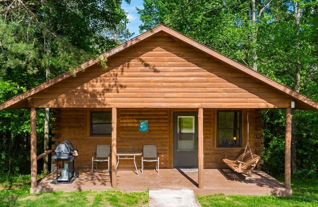 Whispering Pines 1-bedroom cabin, 4 guests, 65 acres 1/2 mile from Old Man's Cave