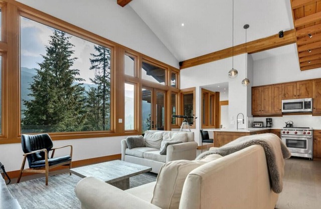 Whistler Chalet Getaway - 4 Bedroom With Hot Tub
