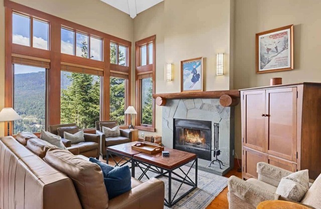 Whistler townhouse w/hot tub & ski access