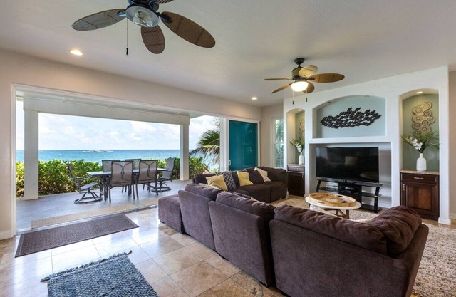 White Hibiscus B -home on Laie Point, Beach access