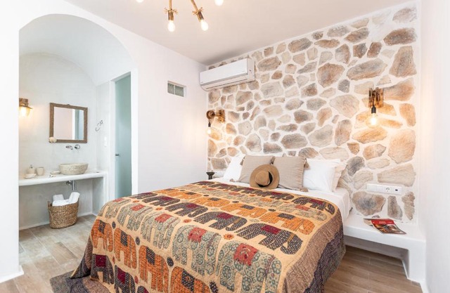 White Luxurious Apartment IΙI