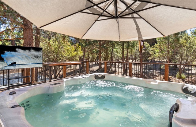 White Pine Lodge By Destination Big Bear: Luxury Single Story Ranch Style! Pickleball Court! Theater! Game Room! Spa! Beautiful Meadowbrook Estates Location! Fire Pit!