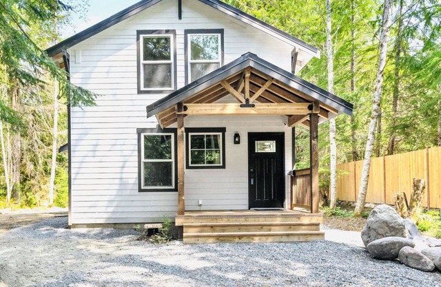 White Rainier- HotTub+2BR+Loft/2BTH+AC+Wi-Fi