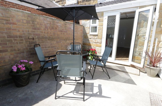 WHITE ROSE COTTAGE, pet friendly, with a garden in Guisborough