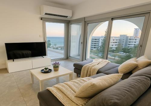 White Sea View Apartment