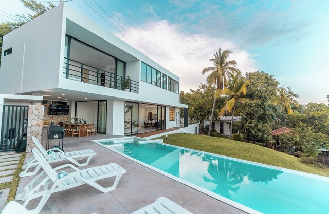 White Swan Beach House w/Ocean Views & Private Beach