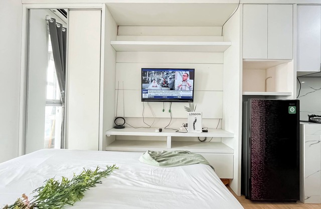 White Tone Studio At Amazana Serpong Apartment