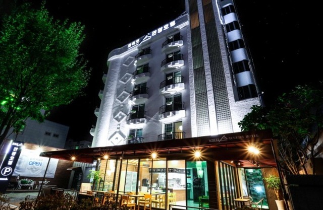 White Tourist Hotel