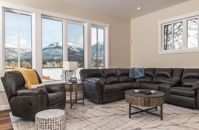 White Wolf Lodge Luxury Home by the Lake & Mountain Views!nNo.S232454.01