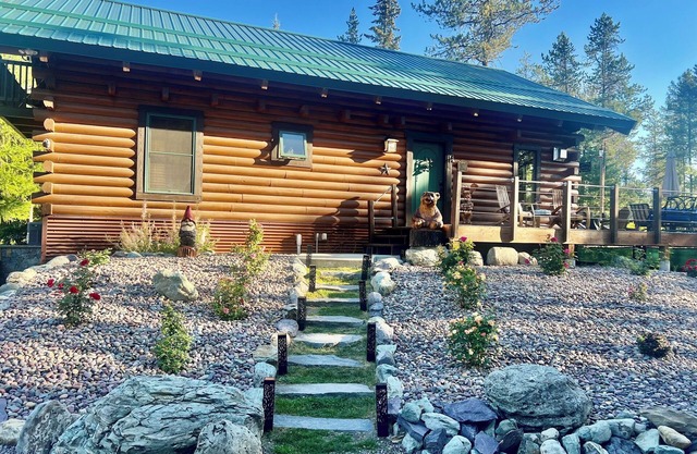 Whitefish Rustic Luxury! Views, Fire Pit, Hot Tub, Secluded!