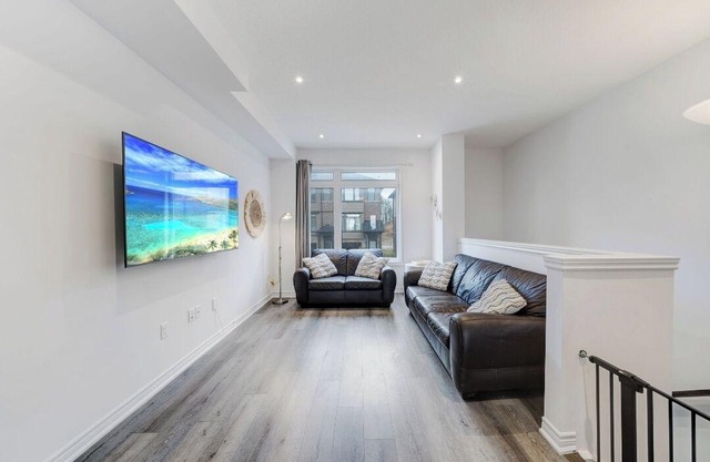 Whole House 4 BR 3.5 WR, 2 km to H.W 403 & Downtown