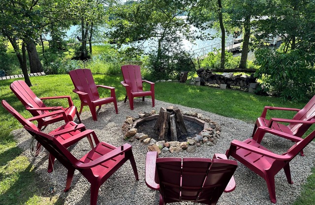 Whole house on a quiet cove, Lake of the Ozarks, Family owned and operated.