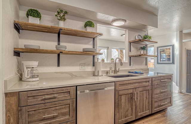 Whomping Willow: Downtown Home with Hot Tub