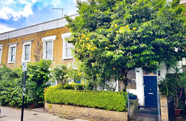 Why rent a flat? Stay in a historic Victorian Cottage w/Private walled Garden