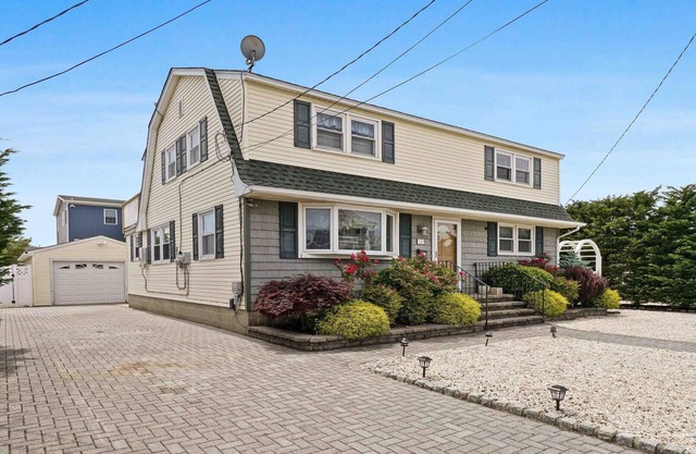 Wi/Fi. Yes to Pets. Patio. Private Yard. Beach Chairs.Balcony. Beach Badges.