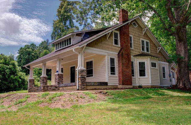 Wicked Chicken Farmhouse: Historic house w/modern amenities, close to Asheville!
