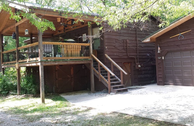 Wild Bills Riverfront Escape - Garden hot tub