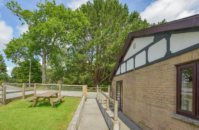 WILD ROSE COTTAGE, pet friendly, with a garden in Halwill Junction