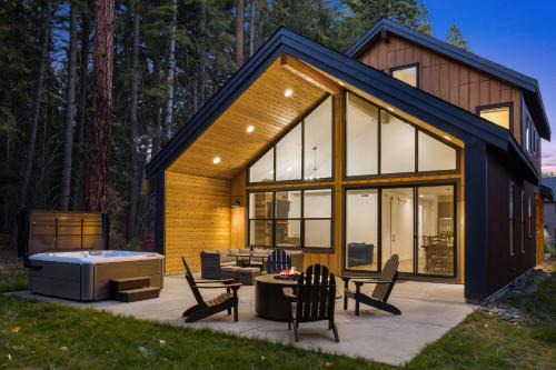 Wildwood Cabin at Suncadia- Hot Tub, Firepit, BBQ, Gourmet Kitchen, Fireplace, Smart TVs, Hi-speed Wi-Fi, Secluded