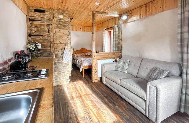 Willow Bale Cabin - UK49074