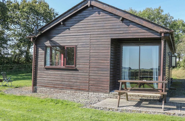 WILLOW LODGE, pet friendly, character holiday cottage in Launceston