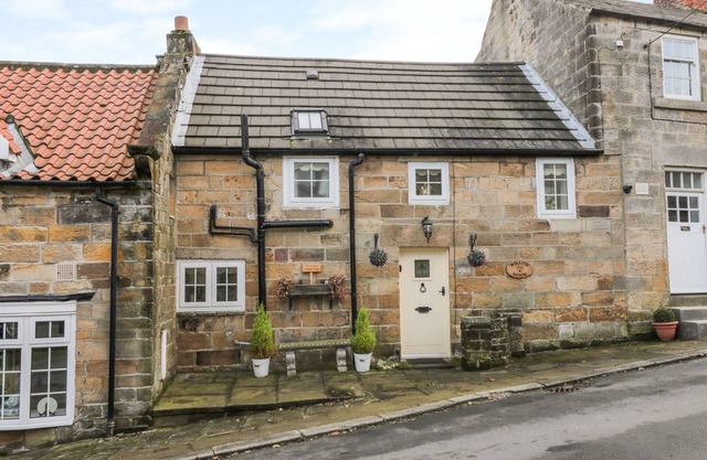 WILLOW NOOK, pet friendly, character holiday cottage in Lealholm