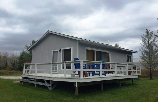 Willows - 2 Bed/1 Bath Cabin minutes from Downtown La Pointe!