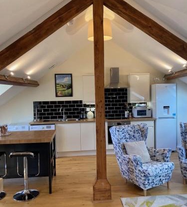 Windows over Stroud - 2BR Penthouse in Historic Building