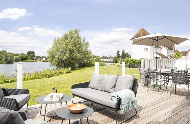 Windrush Lake 89, Lodge View (P)