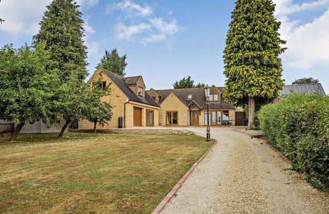 Windrush - Large House with Stunning Rural Views