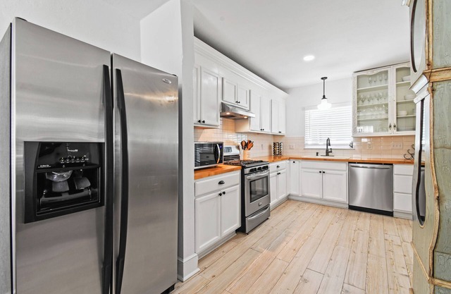 Windsor House - Quaint Home Near Beach, Golf & Downtown