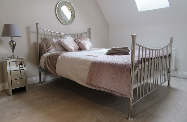 Windsor Town centre gated en-suite property with parking & lift. 21 day minimum