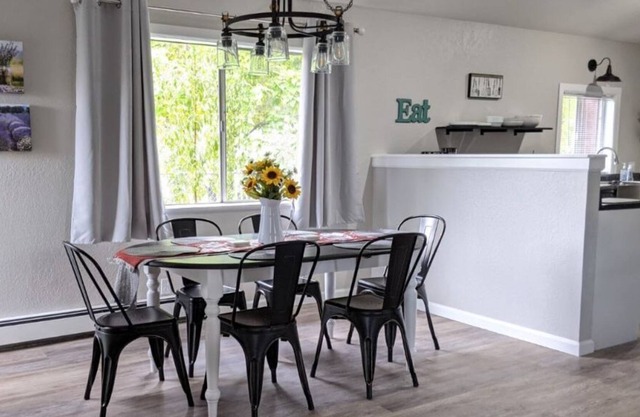 Wine Country Cottage! Easy access to wineries, hiking, biking - pet friendly!