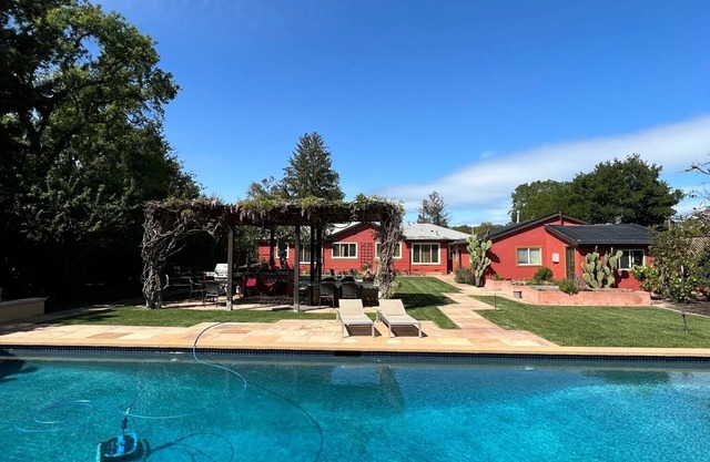 Wine country villa, garden, pool, Jacuzzi, walk to Sonoma square