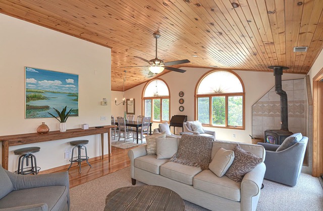 Wingaerchic: Woodsy retreat in West Gloucester