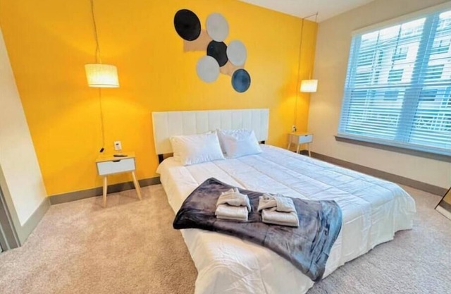 Winter Garden King Bed Pet-Friendly 15 Min to Park