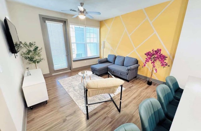 Winter Garden King Bed Pet-Friendly 15 Min to Park