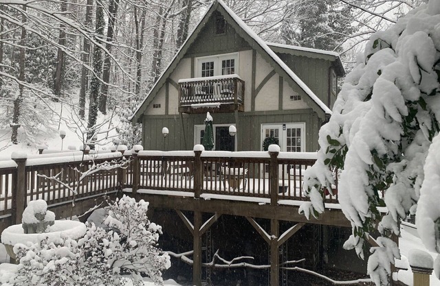 Winter Getaway 4-bedroom cottage just 10 minutes from Cataloochee Ski Area