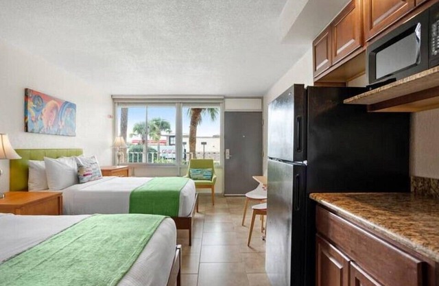 Winter Getaway Suite with Amazing Amenities & Near Theme Parks
