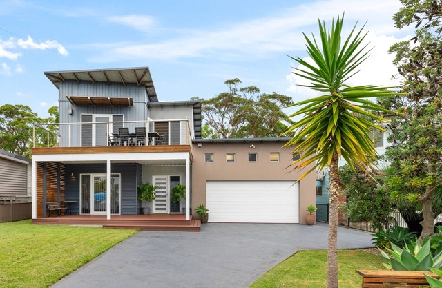 Winwood at CurrarongnContemporary Beach Home