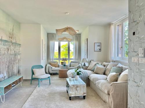 Wishome-Casa con bonito jardín y piscina, ideal para familias, cerca de Comillas