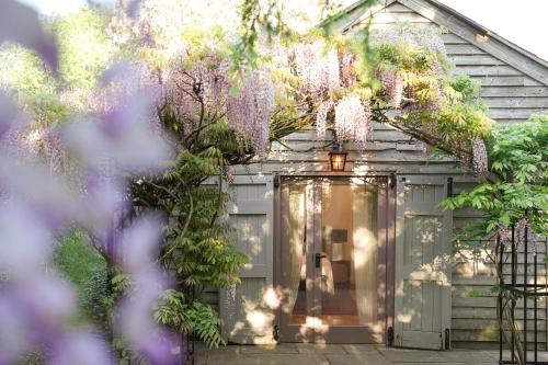 Wisteria Lodge - Stylish Countryside Lodge on 25-Acre Estate
