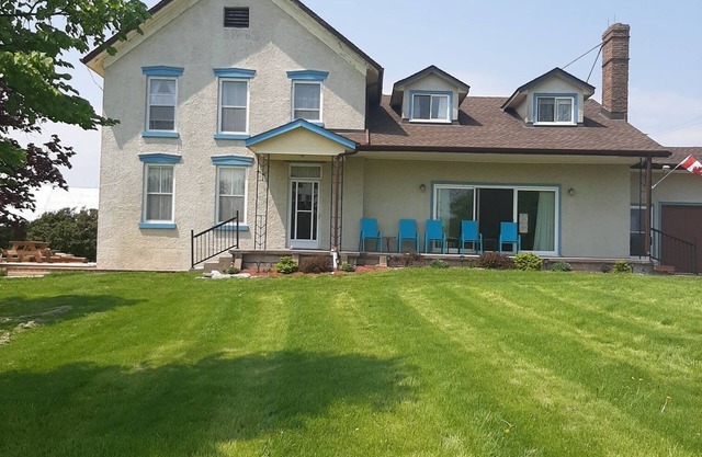 Wolfe Island Bayview Farmhouse