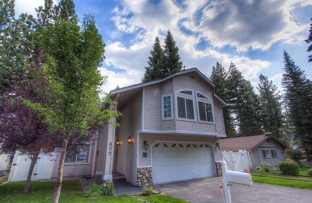 Wolfpack Refuge | Private Hot Tub & Beautiful Yard | CYH1077