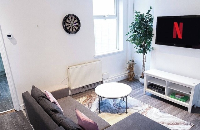 Wolverhampton - 4 Bed House - Free Parking