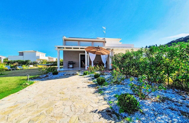 Wonderful villa for 8 people with WIFI, A/C, TV, terrace and parking